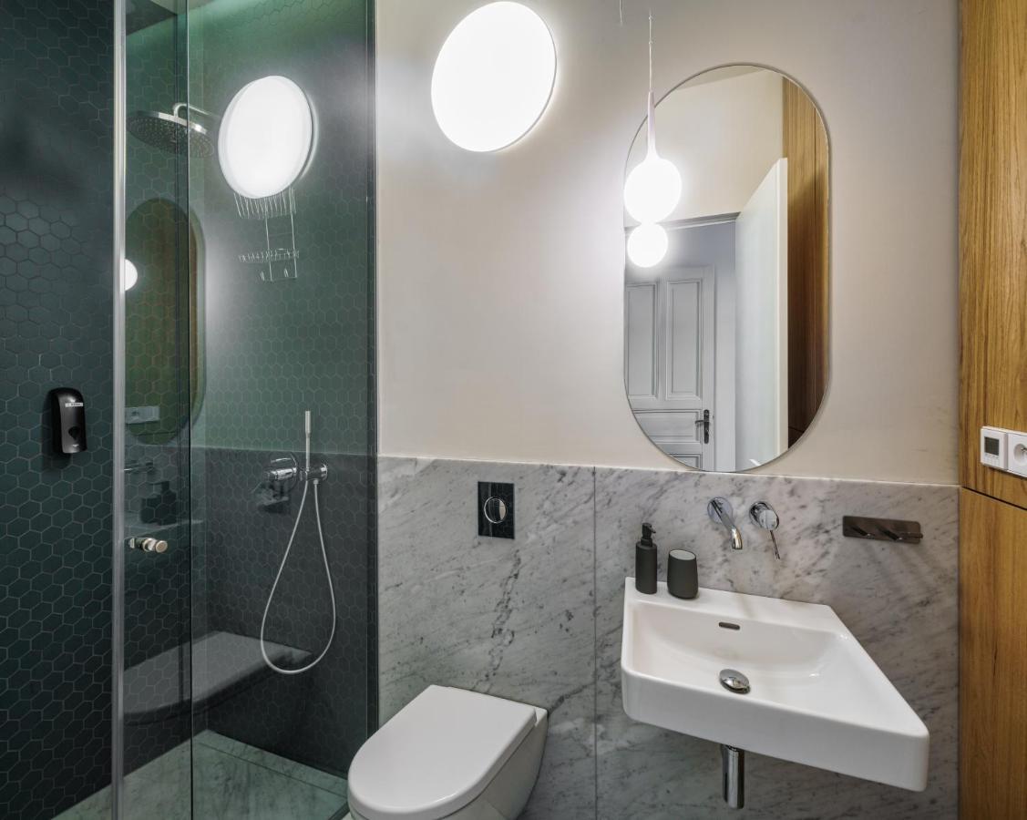 Mn6 Luxury Suites By Adrez Прага Екстериор снимка