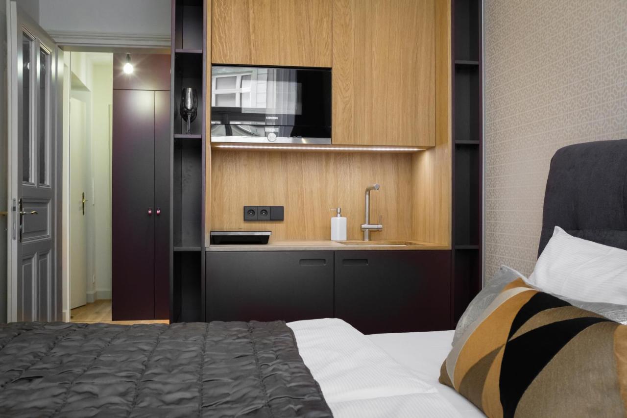 Mn6 Luxury Suites By Adrez Прага Екстериор снимка