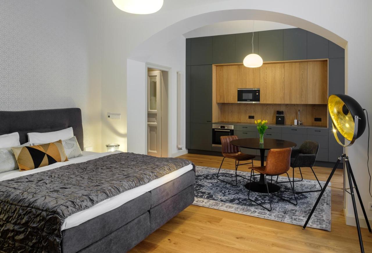 Mn6 Luxury Suites By Adrez Прага Екстериор снимка