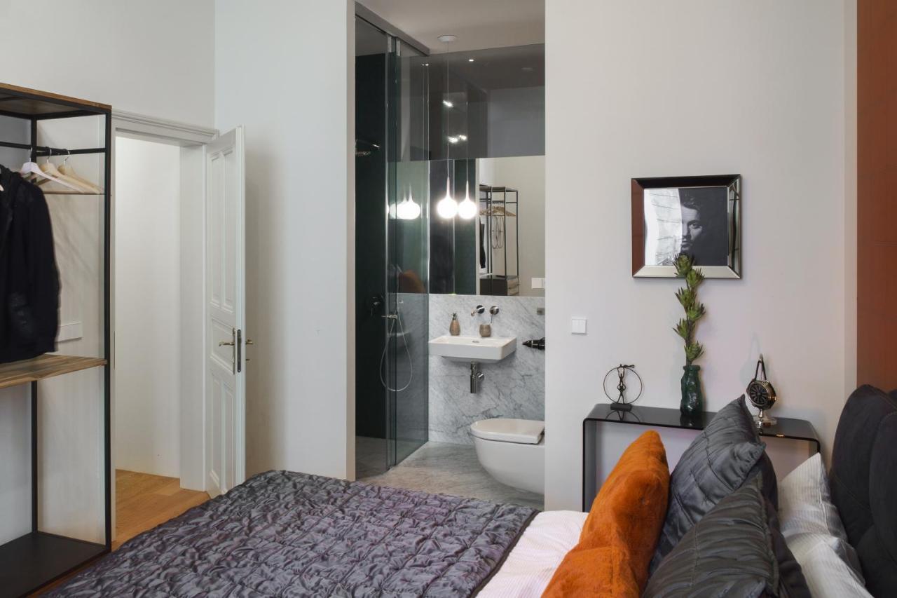 Mn6 Luxury Suites By Adrez Прага Екстериор снимка