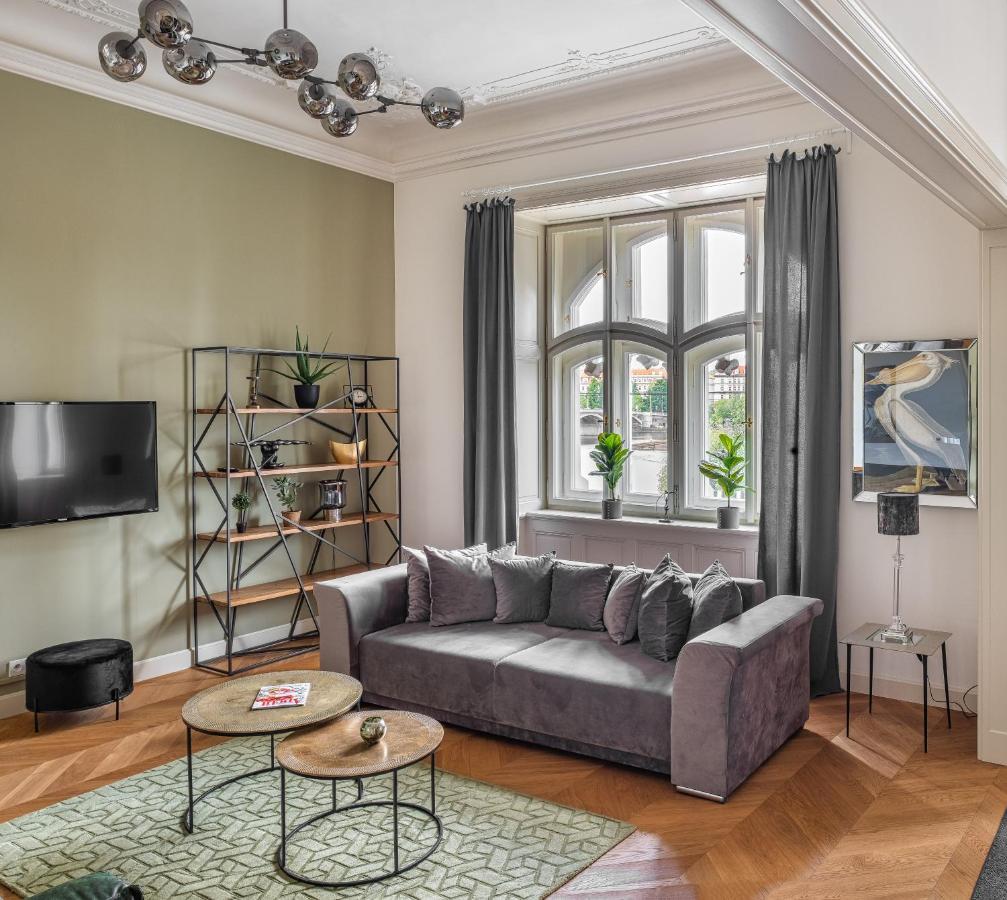 Mn6 Luxury Suites By Adrez Прага Екстериор снимка